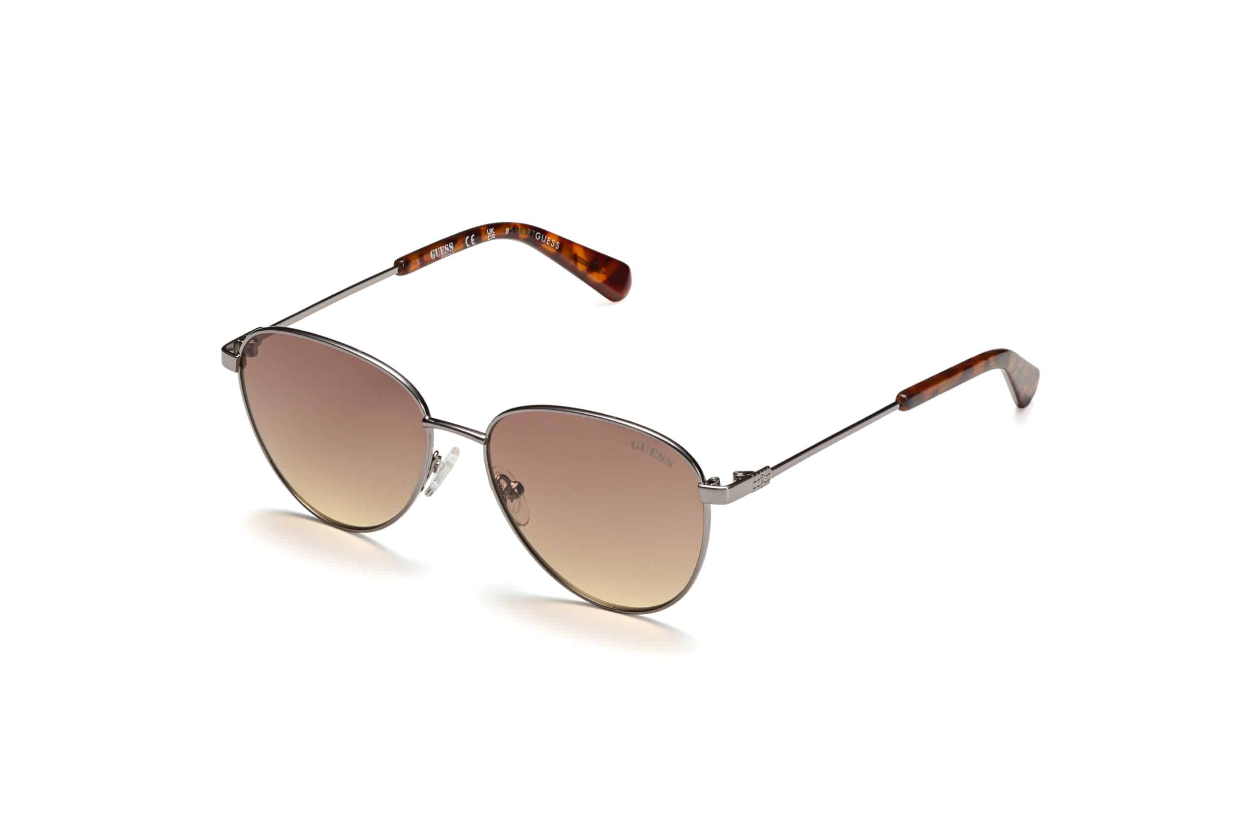 משקפי שמש חומים עם מסגרת מתכת כסופה וקצות זרועות בצבע צב על רקע לבן.
