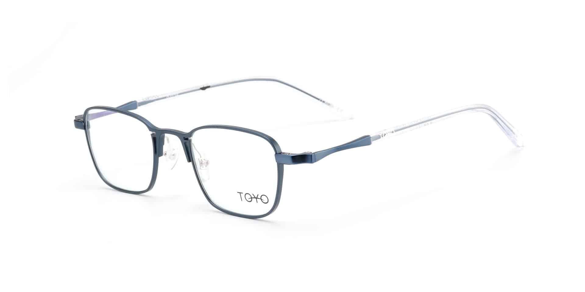 משקפי ראייה כחולים עם זרועות שקופות ודקות ו-Toyo על עדשה אחת, מוצגים על רקע לבן. סגנון משקפי ראייה.